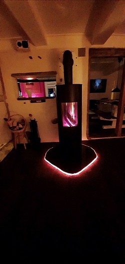 Après / passe fenêtre décoration jeu de boiserie, pierre et lumiere.