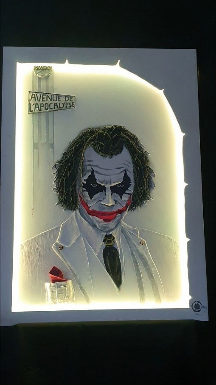 Joker relief sur jeu d'ombres et lumières